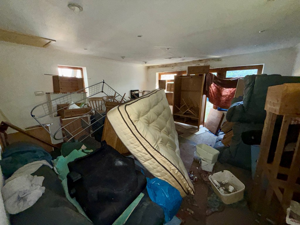 Lot: 41 - LARGE HOUSE AND FIVE GARAGES WITH POTENTIAL - Living room